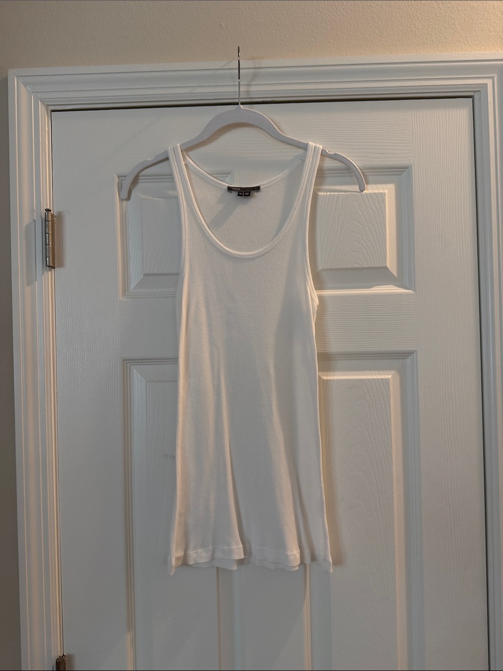 Vince Women's White Scoop Neck Tank Top - Sz M
